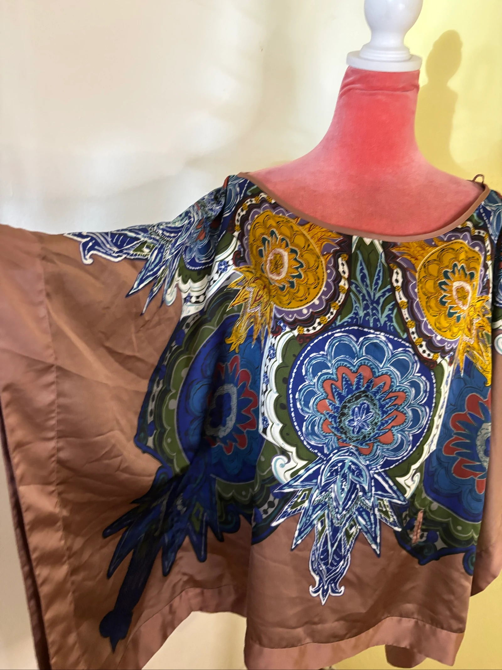 Blusa Poncho Acetinada Boho con Estampa Mandala Azul y Mostaza – photo 2
